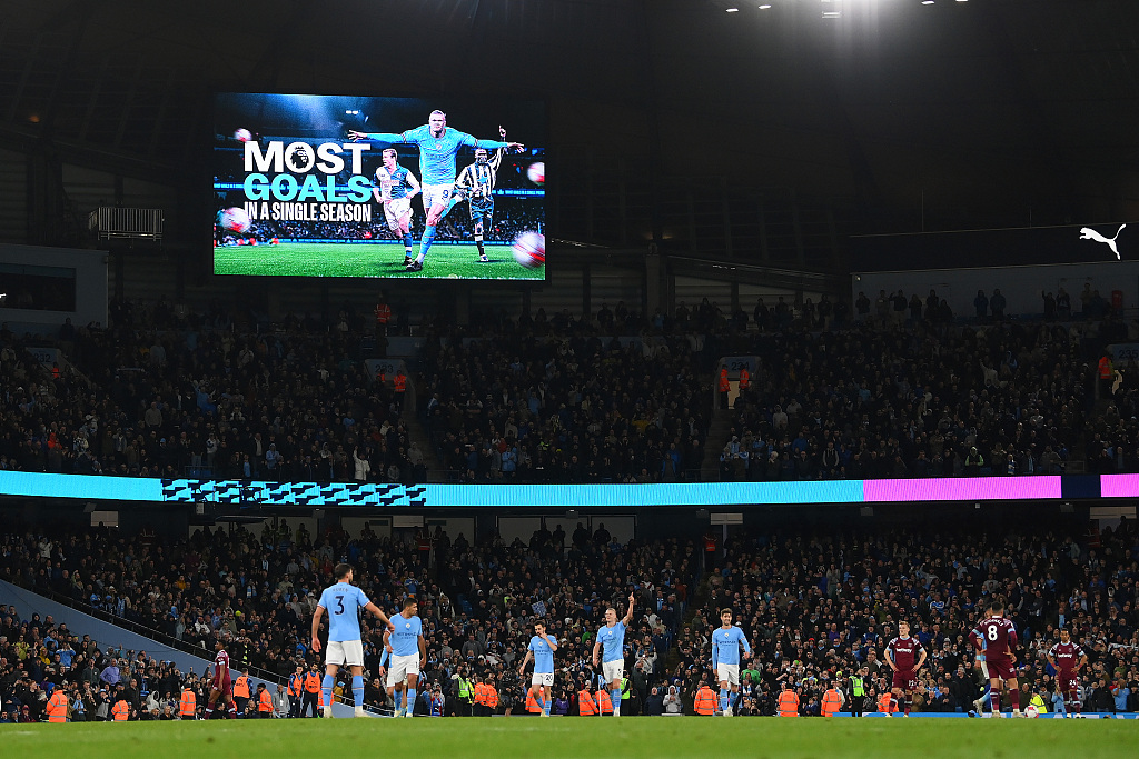 The LED screen shows the Premier League record achievement of Erling Haaland of Manchester City after scoring their 35th goal of the season during the match against West Ham United at Etihad Stadium in Manchester, UK, May 3, 2023. /CFP