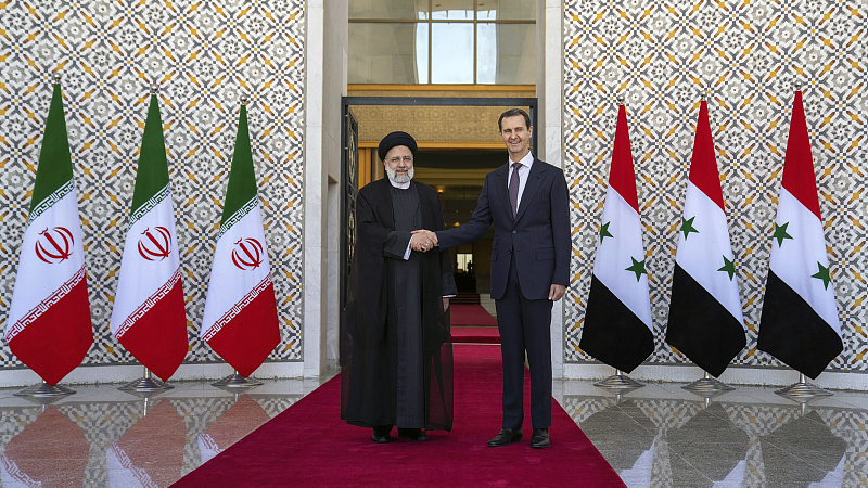 Iranian President Ebrahim Raisi (L) shakes hands with Syrian President Bashar al-Assad in Damascus, Syria, May 3, 2023. /CFP