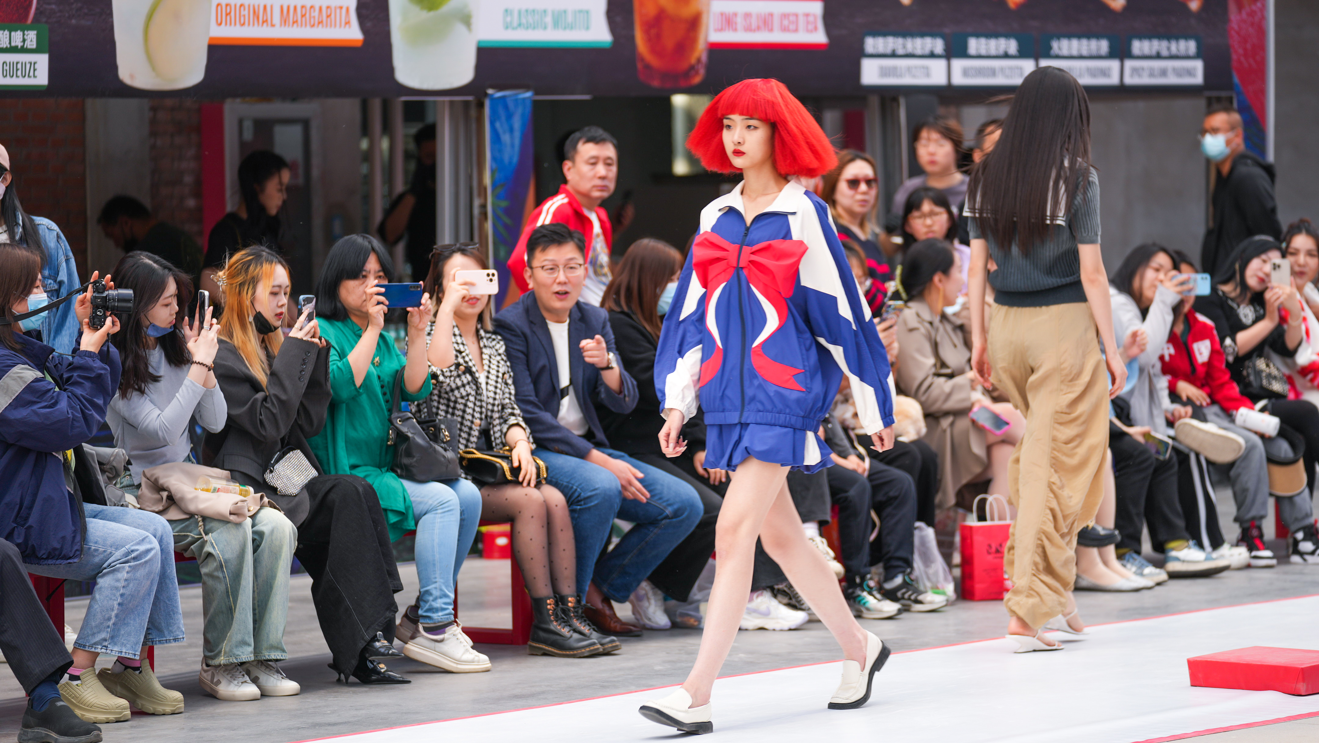 People in Beijing participate in fashion activities during Labor Day holiday