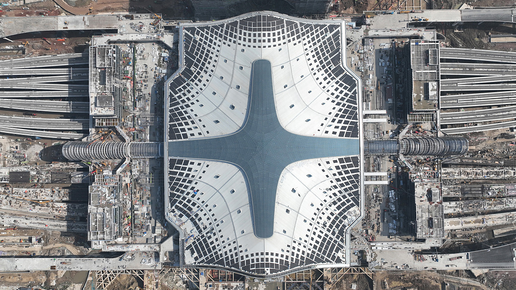 Solar panels on the rooftop of Hangzhou West Railway Station,  Hangzhou, east China's Zhejiang Province. /CFP.