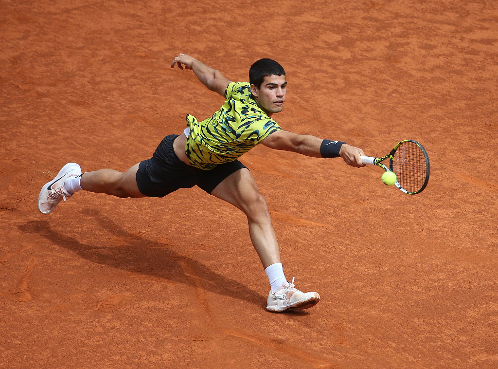 Carlos Alcaraz of Spain competes during the men's singles quarterfinal at the Madrid Open 2023 in Spain, May 3, 2023. /CFP
