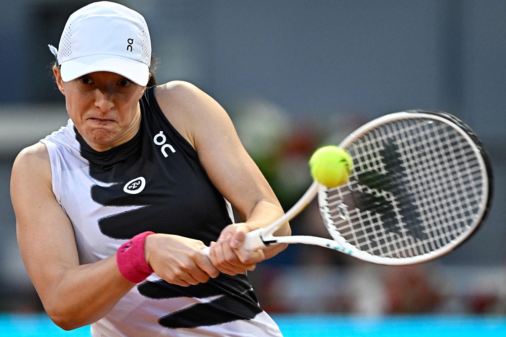 Poland's Iga Swiatek returns the ball to Croatia's Petra Martic during their women's singles quarterfinal at the Madrid Open 2023 in Spain, May 3, 2023. /CFP