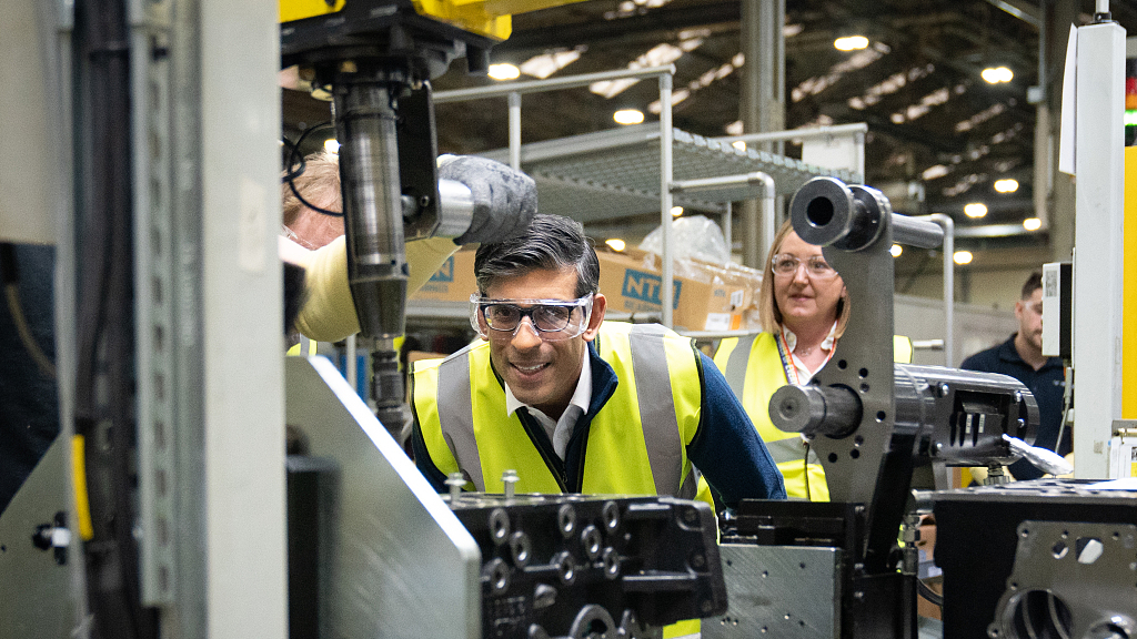 Prime Minister Rishi Sunak meets apprentices and staff during a visit to the Caterpillar factory that produce engines for construction, agricultural and electrical machinery in Peterborough, Cambridgeshire, as he campaigns for the local elections in May, April 5, 2023. /CFP