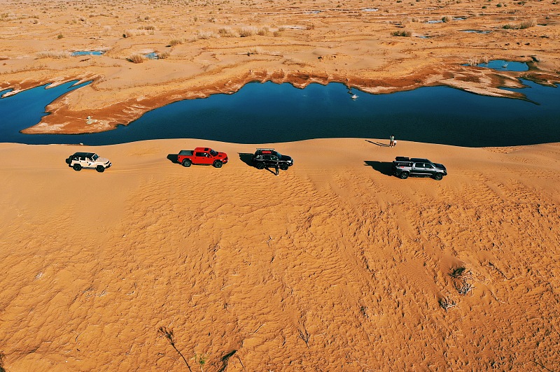 A number of young adventurers explore the desert in Inner Mongolia by car while setting up tents to enjoy their leisure time during the Labor Day holiday. /CFP