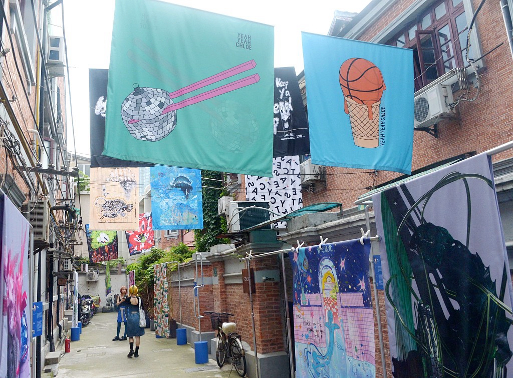 Shanghai residents admire a new bed sheet art exhibition taking place in the city's old alleys. /CFP