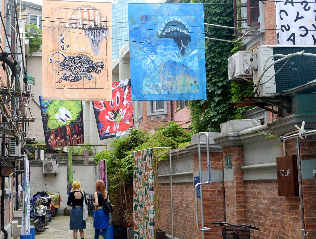 Shanghai residents admire a new bed sheet art exhibition taking place in the city's old alleys. /CFP