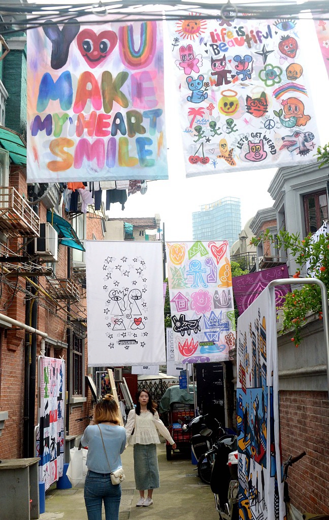 Shanghai residents admire a new bed sheet art exhibition taking place in the city's old alleys. /CFP