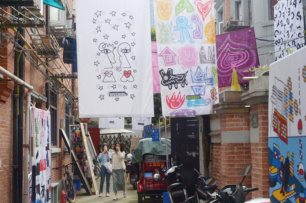 Shanghai residents admire a new bed sheet art exhibition taking place in the city's old alleys. /CFP