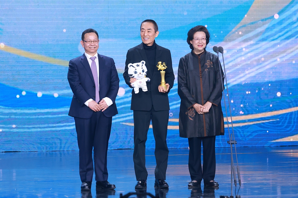 Zhang Yimou (C) won the Most Favorite Director Award during the award ceremony of the 30th BCSFF at Beijing, China, May 4, 2023. /CFP
