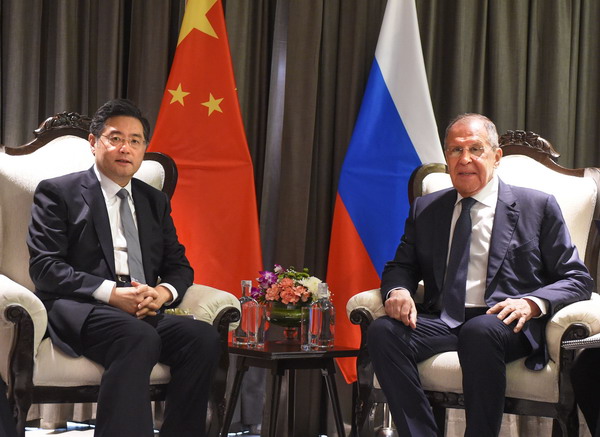 Chinese State Councilor and Foreign Minister Qin Gang (C) meets with his Russian counterpart Sergei Lavrov on the sidelines of the Shanghai Cooperation Organization (SCO) Meeting of Foreign Ministers in Goa, India, May 4, 2023. /Chinese Foreign Ministry