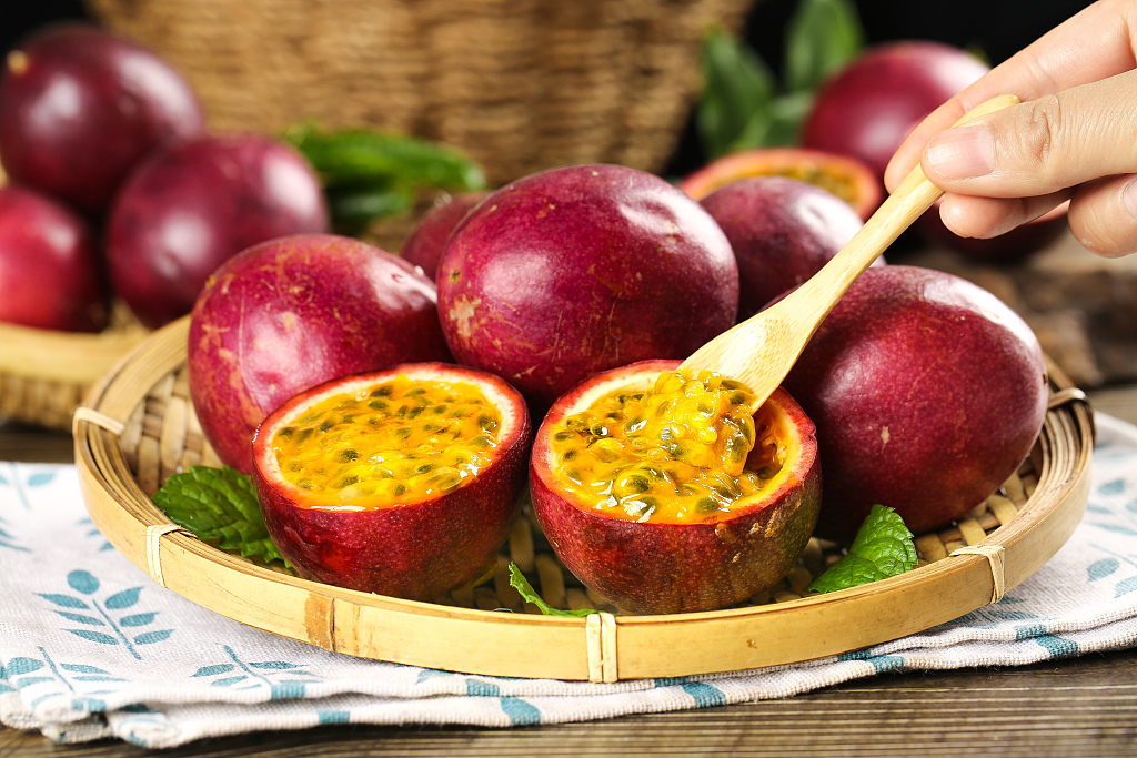 Expert says passion fruit can be recommended as a pest trap crop to control fruit flies. /VCG