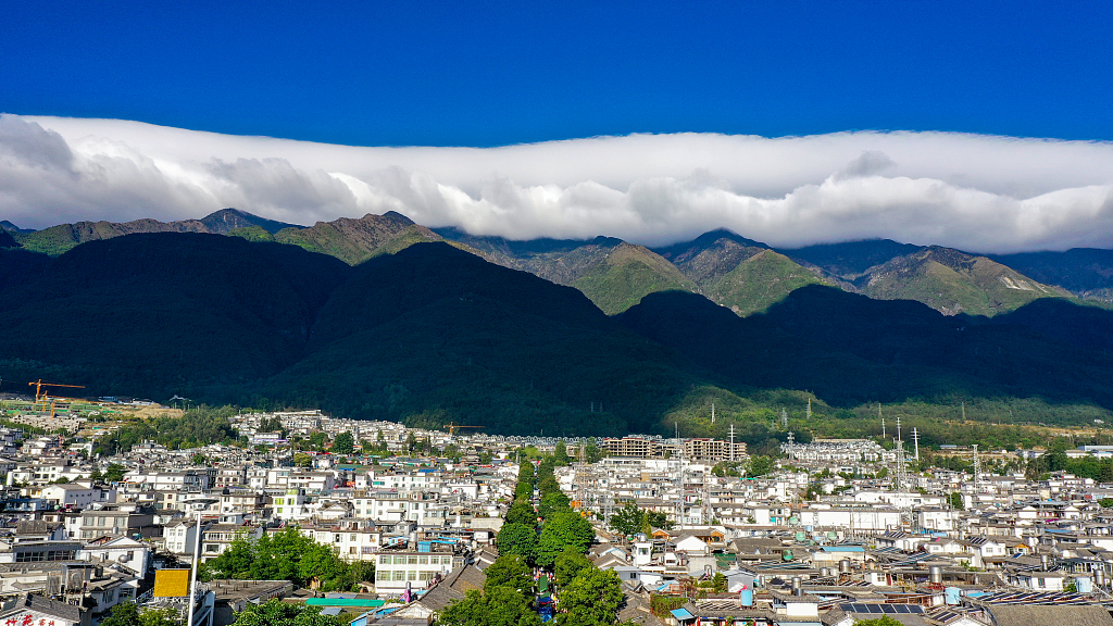One May morning in Dali, a thick blanket of clouds formed over Cangshan Mountain, stretching for dozens of kilometers and resembling a white dragon coiled around its peaks. /CFP