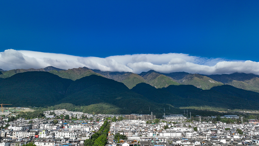 One May morning in Dali, a thick blanket of clouds formed over Cangshan Mountain, stretching for dozens of kilometers and resembling a white dragon coiled around its peaks. /CFP