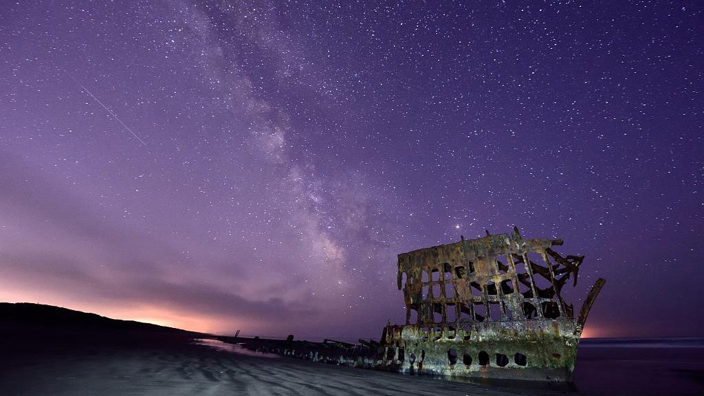 Shooting stars fall across the sky during the peak of the Eta Aquarid meteor shower, Fort Stevens State Park, Oregon, May 7, 2016. /CFP