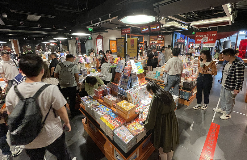 People read books at the a book store in Wuhan, capital of central China's Wuhan province, May 1, 2023/CFP