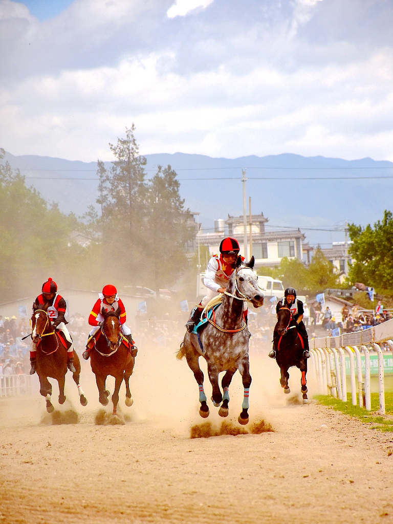 Horses from across China gallop on a racecourse in Dali, Yunnan during the Third Month Fair. /CFP