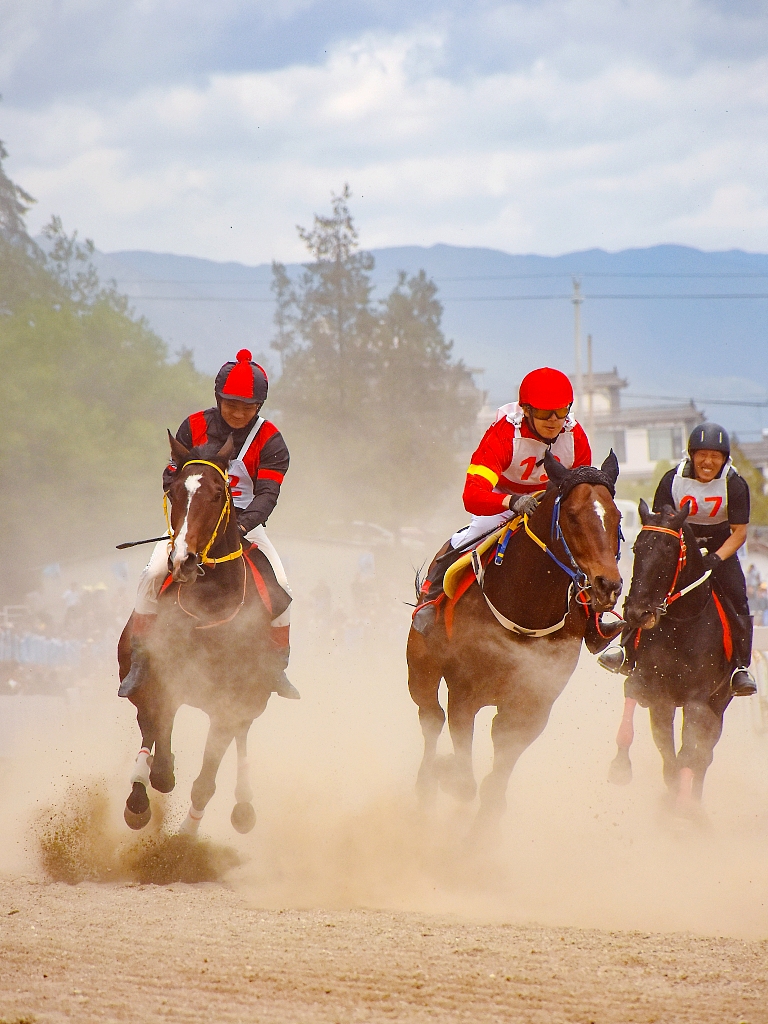 Horses from across China gallop on a racecourse in Dali, Yunnan during the Third Month Fair. /CFP