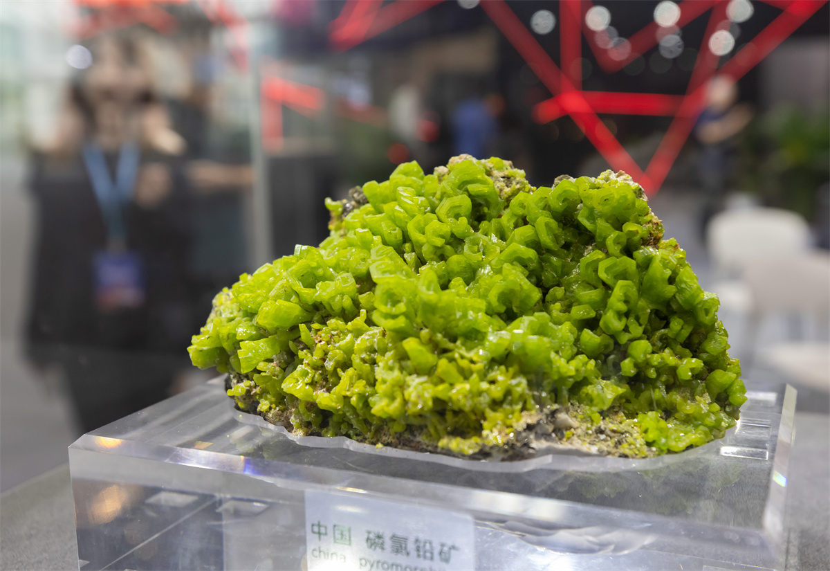 A pyromorphite sample from China is on display at the Nanjing International Exhibition Center on May 4, 2023. /CNSPHOTO