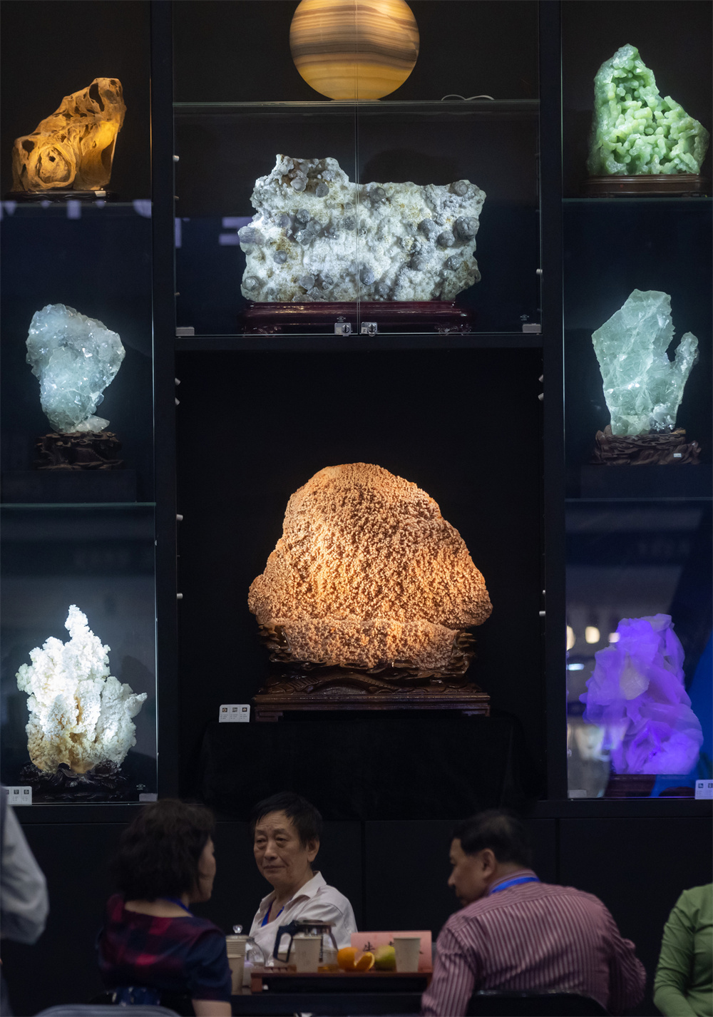 Mineral gemstones are on display at the Nanjing International Exhibition Center on May 4, 2023. /CNSPHOTO