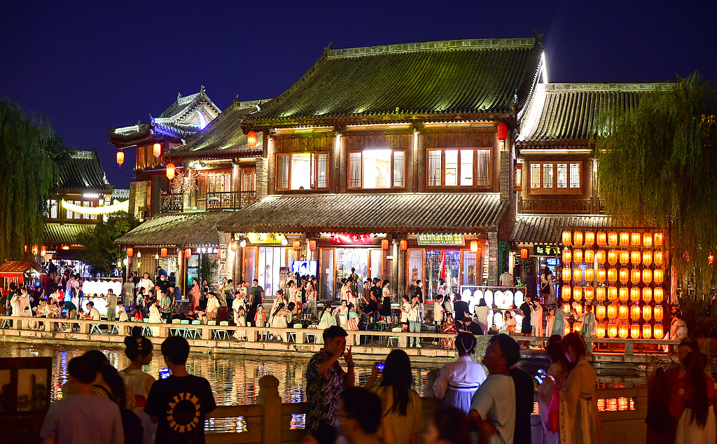 Tourists can enjoy various entertainment activities at Luoyang historical and cultural block. /CFP