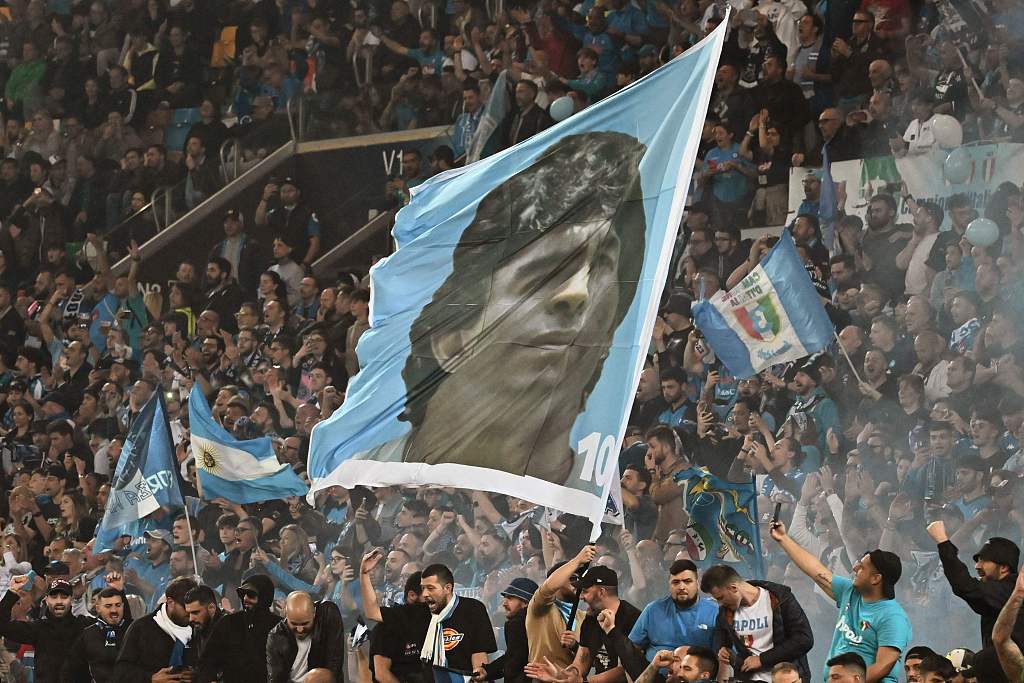 Napoli fans wave a huge flag featuring Diego Maradona during their team's clash with Udinese at Dacia Arena in Udine, Italy, May 4, 2023. /CFP