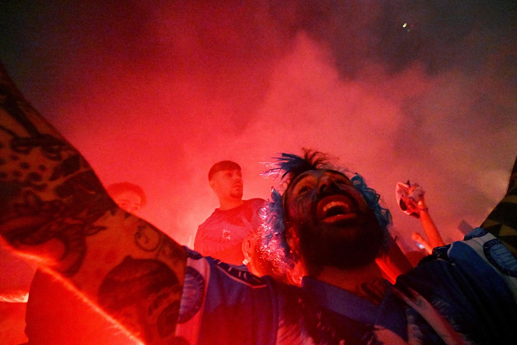 Napoli fans reacts after their side winning the Serie A title at Stadio Diego Armando Maradona in Naples, Italy, May 4, 2023. /CFP