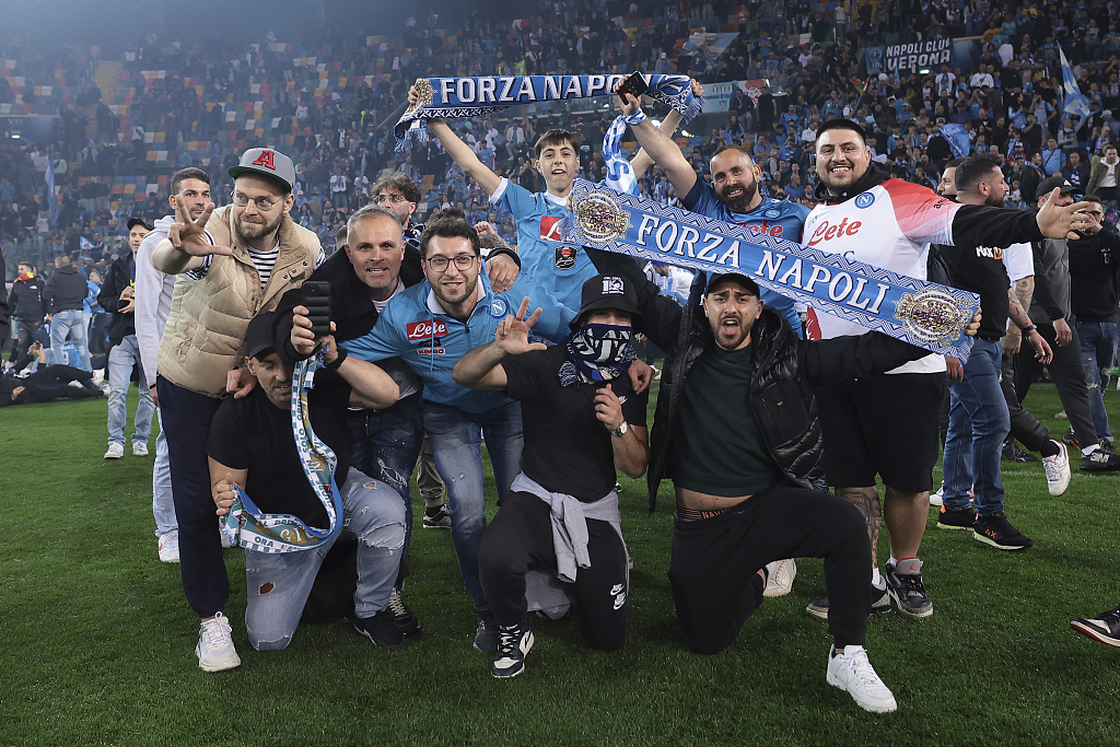 Napoli fans celebrate following the final whistle of the Serie A match at Dacia Arena in Udine, Italy, May 4, 2023. /CFP