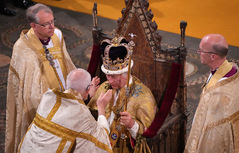 King Charles III is crowned with St Edward's Crown during his coronation ceremony in Westminster Abbey in London, England, May 6, 2023. /CFP
