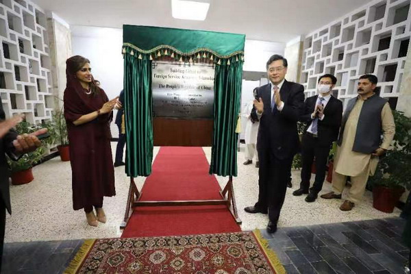 Chinese State Councilor and Foreign Minister Qin Gang (3rd R) visits Pakistan's Foreign Service Academy in Islamabad, Pakistan, May 5, 2023. /Chinese Foreign Ministry