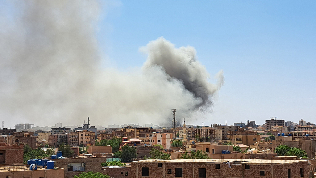 Smoke rises as clashes continue between the Sudanese army and the paramilitary Rapid Support Forces, in Khartoum, Sudan on May 5, 2023. /CFP