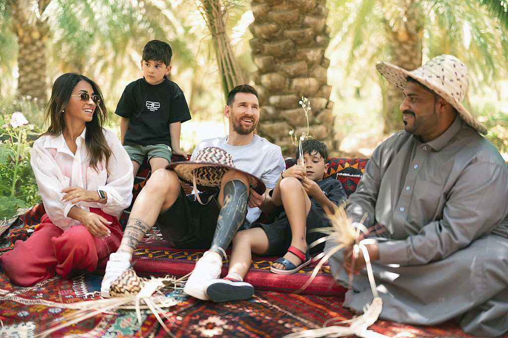  Lionel Messi (C) and his family watch a palm-weaving exhibition in a Saudi farm, outside the capital Riyadh, Saudi Arabia, May 2, 2023. /CFP