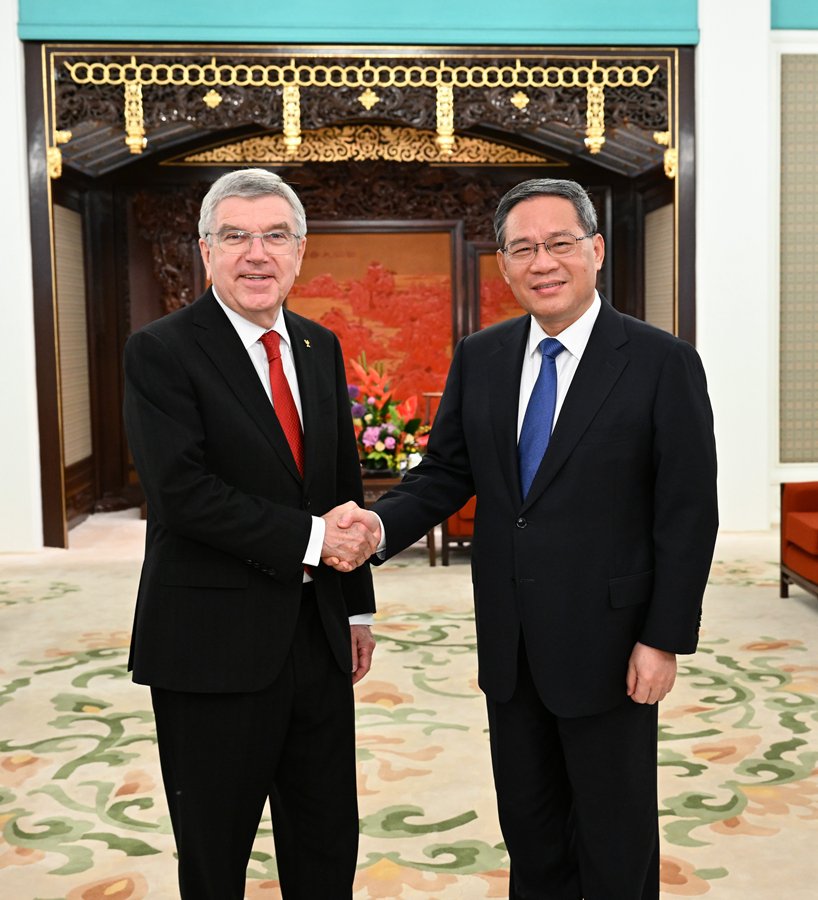 Chinese Premier Li Qiang (R) meets IOC President Thomas Bach in Beijing, China, May 6, 2023. /Xinhua