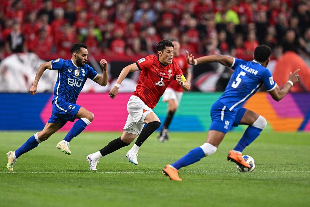 Hiroki Sakai (C) of Urawa Red Diamonds penetrates in the second-leg game of the Asian Champions League final against Al-Hilal at Saitama Stadium in Saitama, Japan, May 6, 2023. /CFP