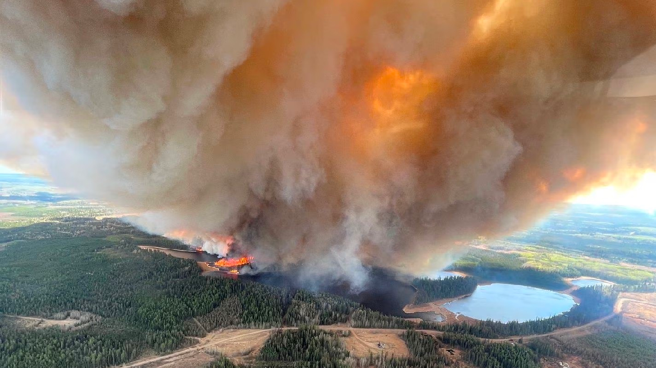 Wildfires in Western Canada force thousands to flee - CGTN