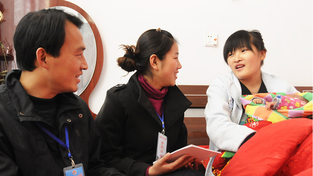 Census takers enter a village to check and register residents' personal information in Zaozhuang, Shandong province, Nov. 10, 2010. /CFP