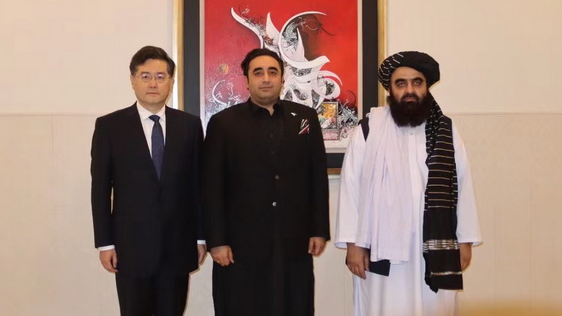 Chinese State Councilor and Foreign Minister Qin Gang (L), takes a group photo with Pakistani Foreign Minister Bilawal Bhutto Zardari (C) and Amir Khan Muttaqi, acting foreign minister of the Afghan interim government,  Islamabad, Pakistan, May 6, 2023. /Chinese Foreign Ministry