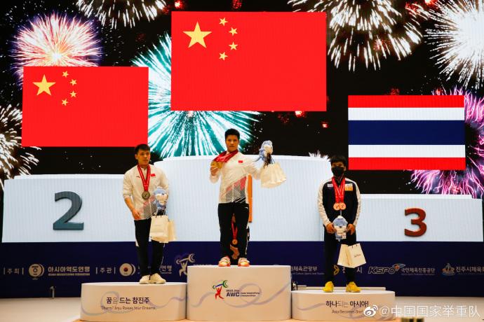 The award ceremony of the men's 61kg clean and jerk at the Asian Weightlifting Championships in Jinju, South Korea, May 6, 2023. /Chinese national weightlifting team