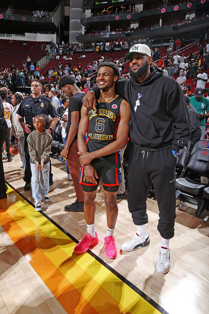 Bronny James (#6) and his father LeBron James pose for a photo together after the McDonalds High School All American Boys Game at the Toyota Center in Hostoun, Texas, March 28, 2023. /CFP