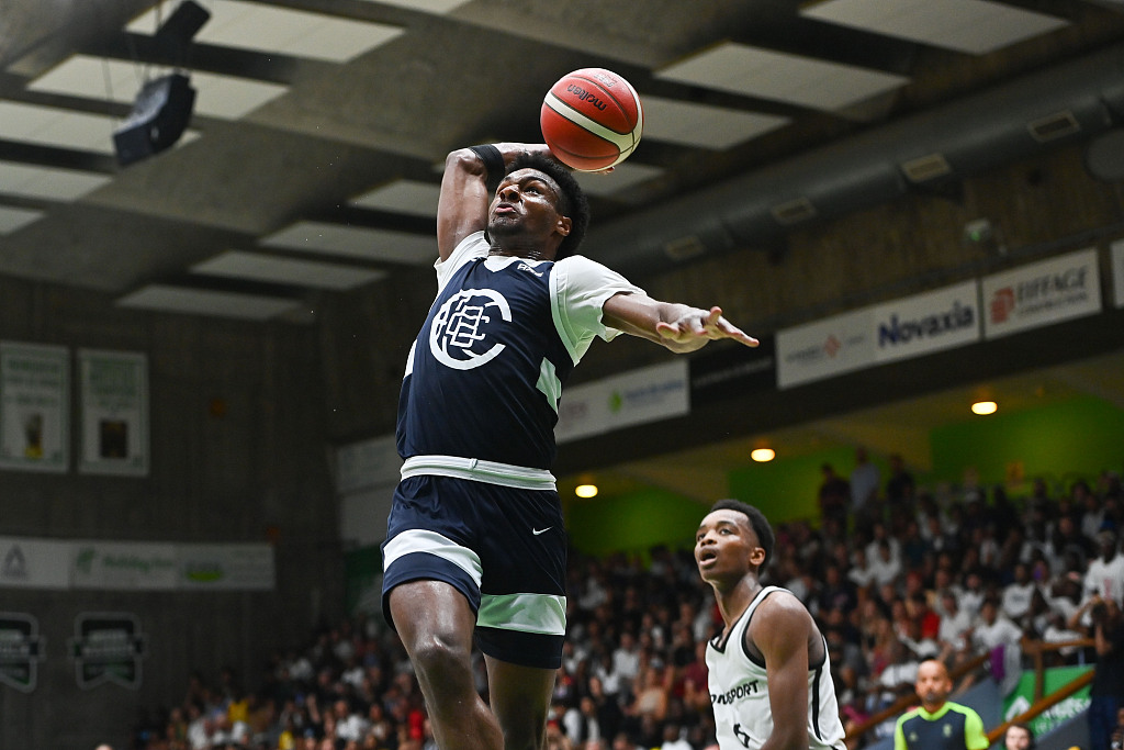 Bronny James (C) of California Basketball Club dunks in the AXE Euro Tour game against France at Palais des Sports Maurice Thorez in Nanterre, France, August 15, 2022. /CFP 