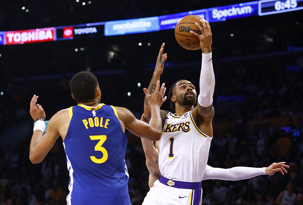 D'Angelo Russell (#1) of the Los Angeles Lakers drives toward the rim in Game 3 of the NBA Western Conference semifinals against the Golden State Warriors at Crypto.com Arena in Los Angeles, California, May 6, 2023. /CFP
