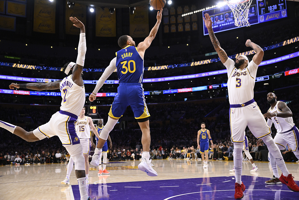 Stephen Curry (#30) of the Golden State Warriors shoots in Game 3 of the NBA Western Conference semifinals against the Los Angeles Lakers at Crypto.com Arena in Los Angeles, California, May 6, 2023. /CFP