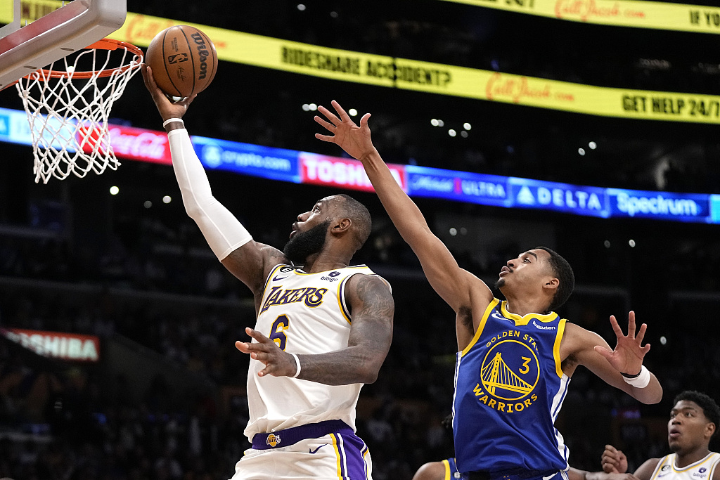 LeBron James (#6) of the Los Angeles Lakers drives toward the rim in Game 3 of the NBA Western Conference semifinals against the Golden State Warriors at Crypto.com Arena in Los Angeles, California, May 6, 2023. /CFP