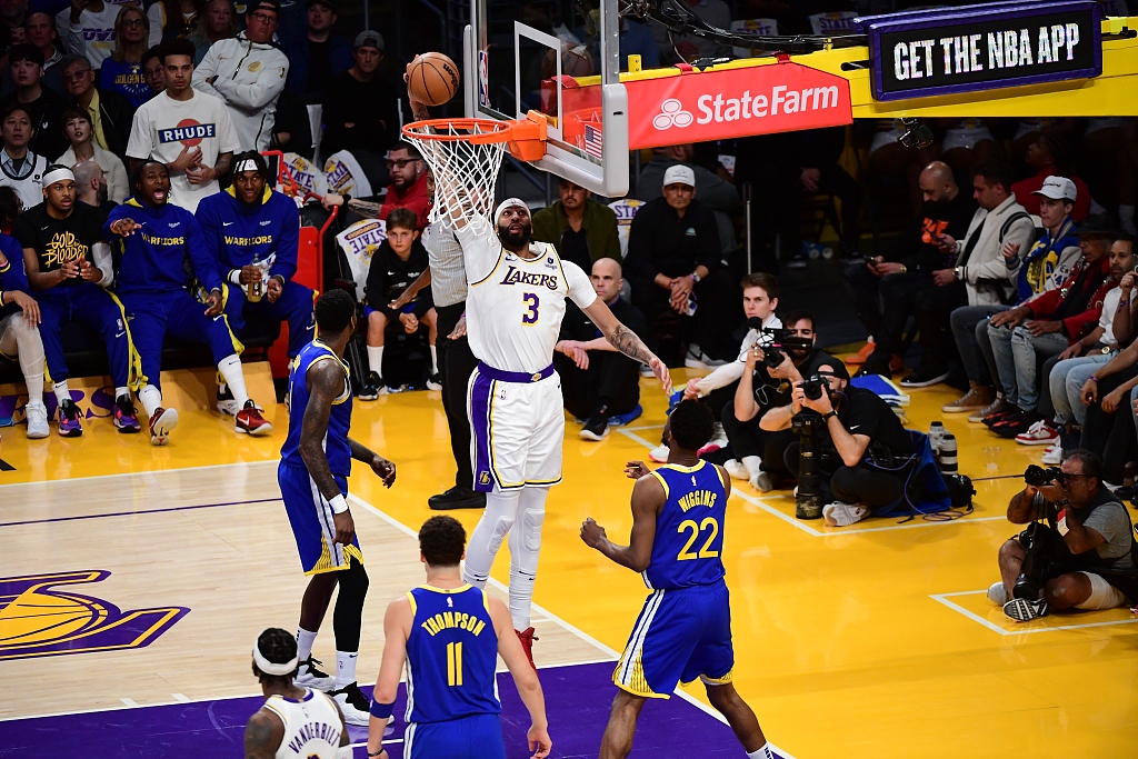 Anthony Davis (#3) of the Los Angeles Lakers dunks in Game 3 of the NBA Western Conference semifinals against the Golden State Warriors at Crypto.com Arena in Los Angeles, California, May 6, 2023. /CFP