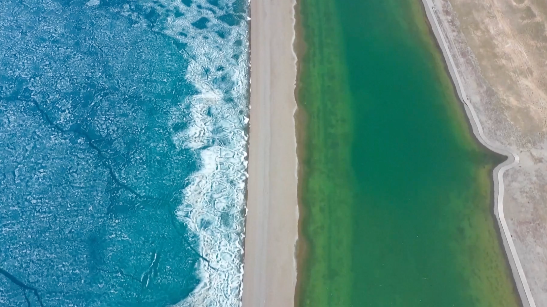 Thawing Xinjiang lake creates magnificent 'ice shove' scenery