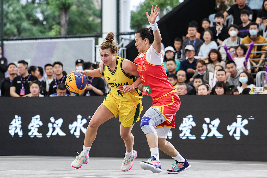 Lauren Mansfield (L) of Australia and Wang Lili of China play in the FIBA 3x3 Women's Series in Wuhan, China, May 7, 2023. /CFP
