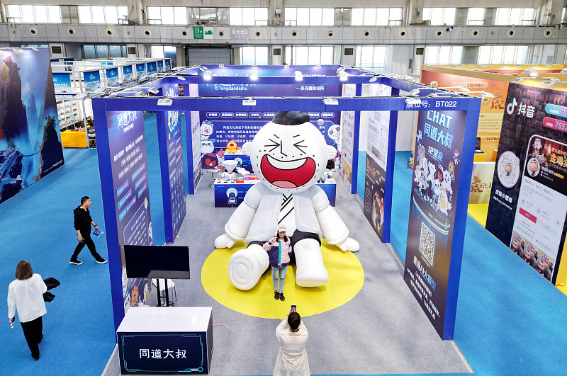 Visitors take photos at the First Northeast Asia Cultural and Art Exposition in Harbin City, Heilongjiang Province. /CFP
