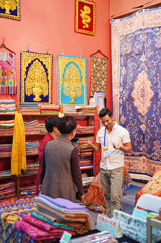 An Indian exhibitor introduces products to visitors at the First Northeast Asia Cultural and Art Exposition in Harbin City, Heilongjiang Province. /CFP