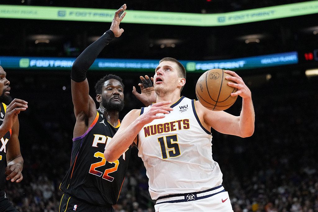 Nikola Jokic (#15) of the Denver Nuggets drives toward the rim in Game 4 of the NBA Western Conference semifinals against the Phoenix Suns at the Footprint Center in Phoenix, Arizona, May 7, 2023. /CFP