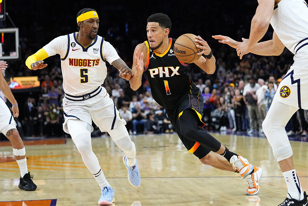 Devin Booker (#1) of the Phoenix Suns penetrates in Game 4 of the NBA Western Conference semifinals against the Denver Nuggets at the Footprint Center in Phoenix, Arizona, May 7, 2023. /CFP