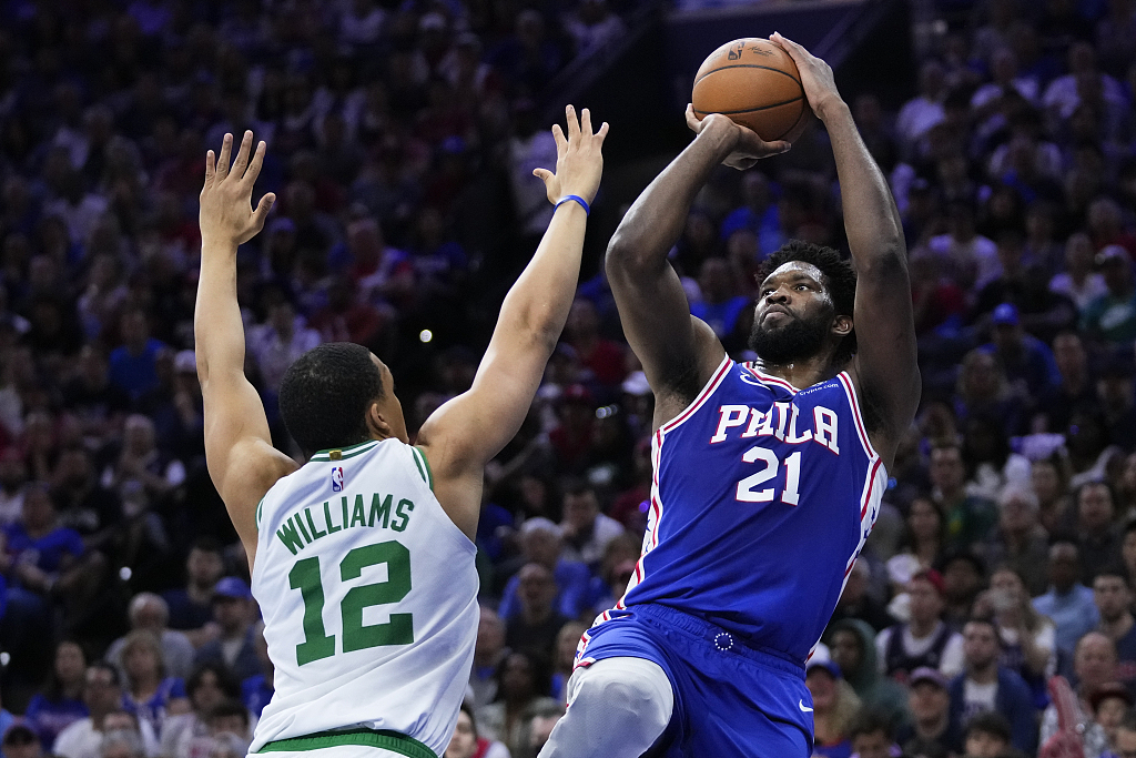 Joel Embiid (#21) of the Philadelphia 76ers shoots in Game 4 of the NBA Eastern Conference semifinals against the Boston Celtics at the Wells Fargo Center in Philadelphia, Pennsylvania, May 7, 2023. /CFP